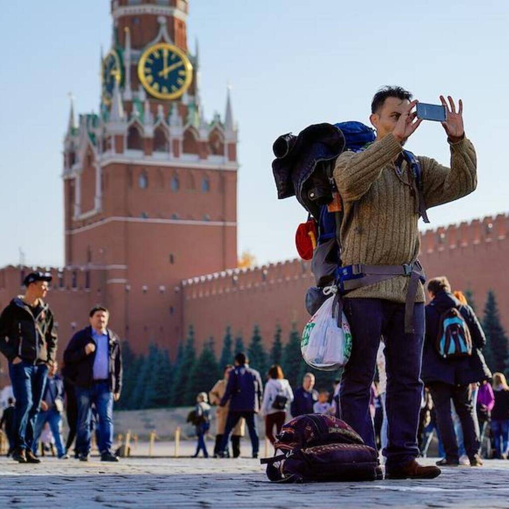 Давай платформа. Американцы путешествуют по России. Фотографии туристов на красной площади в 2018 году. Мусульмане путешествуют по России.