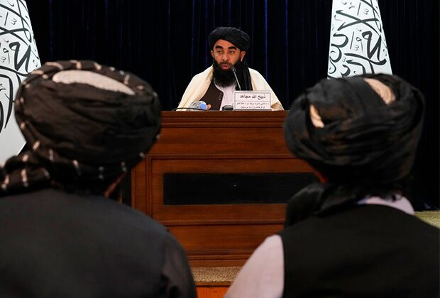 Забиулла Муджахид, представитель правительства талибов, во время пресс-конференции в Кабуле, 27 февраля 2022 года