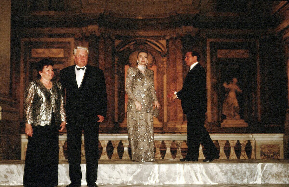 1994 год. Ельцины на встрече с премьер-министром Италии Сильвио Берлускони и его супругой Вероникой Ларио 