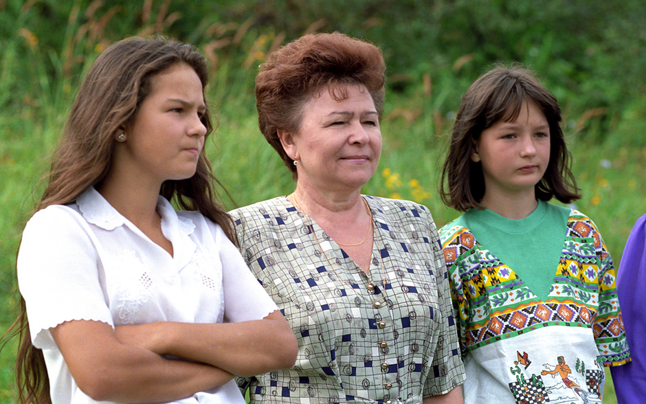 Наина Иосифовна с внучками Катей и Машей (справа) 