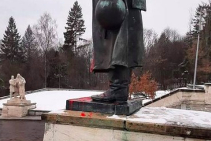 СК возбудил дело после осквернения памятника солдатам Красной армии в Словакии