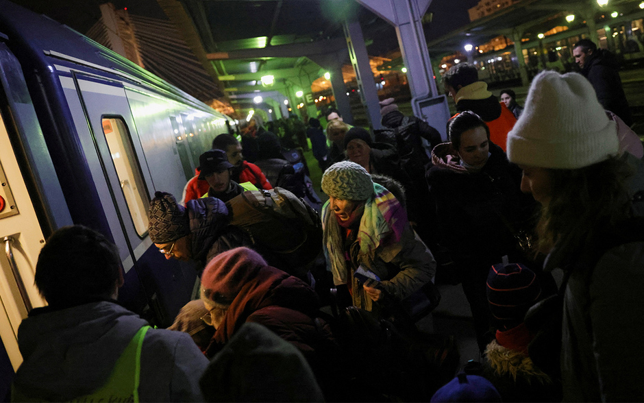 Беженцы садятся в поезд до Будапешта после прибытия с Украины, Бухарест, 13 марта 2022 года