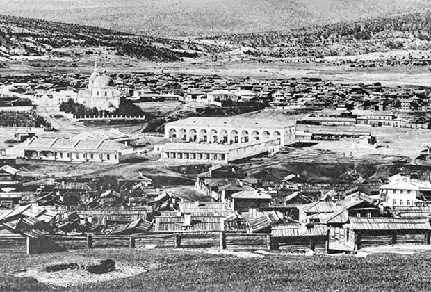 Центр Кяхты с Гостиными рядами и Троицким собором в XIX веке