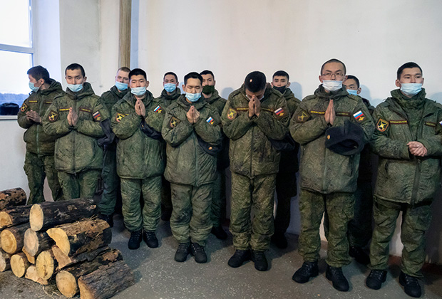 Военнослужащие срочной службы на молебне в дацане «Балдан-Брэйбун»  