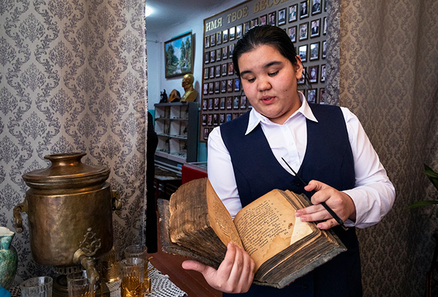 Старинная книга-тропарь в музее усть-киранской школы