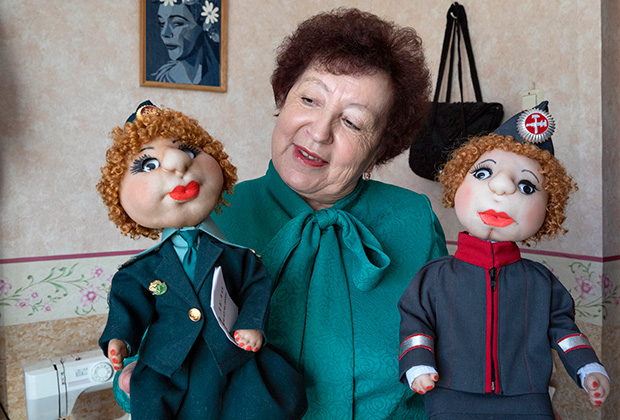 Необычные куклы Людмилы Грудининой. Одна таможенница, другая — железнодорожница