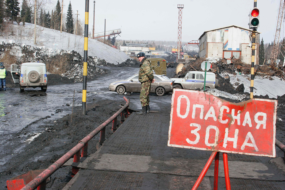 Работа спасательных служб на шахте «Ульяновская», где в результате взрыва метана погибло 110 человек