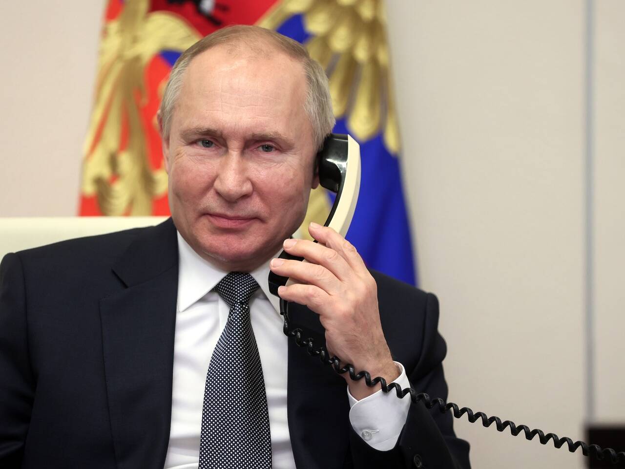 Кремль анонсировал телефонный разговор Путина с Макроном: Политика: Россия: Lenta.ru