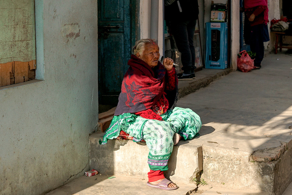 Курящая женщина в Катманду недалеко от храма с обезьянами Сваямбунатх 