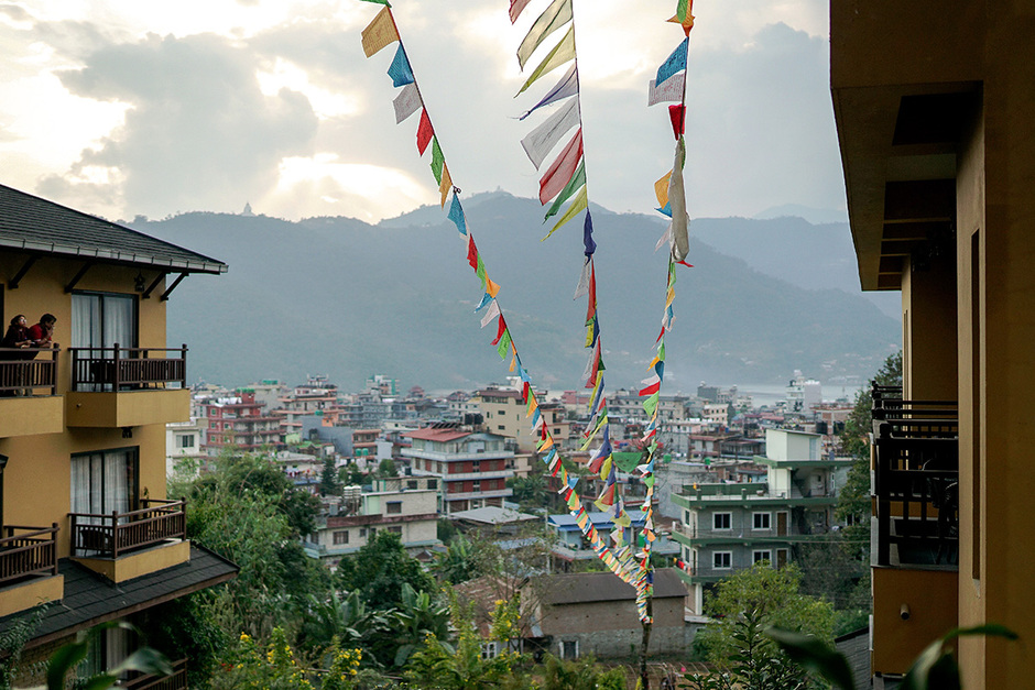Вид на курортный город Покхара, куда обычно приезжают туристы после трека