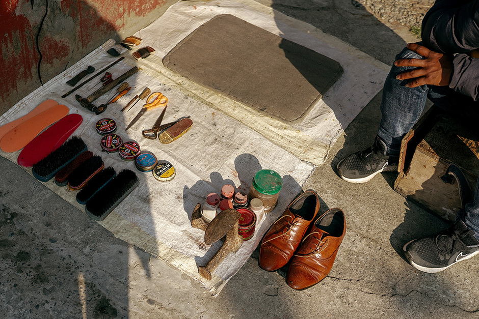 Чистильщик обуви на улицах непальского города