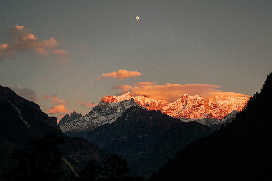 Вид на гору Манаслу в закатном солнце