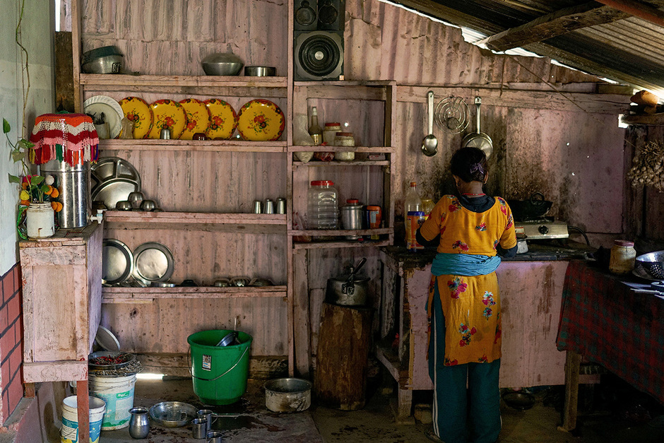 Жительница горной деревни изготавливает вручную мандариновый сок для туристов