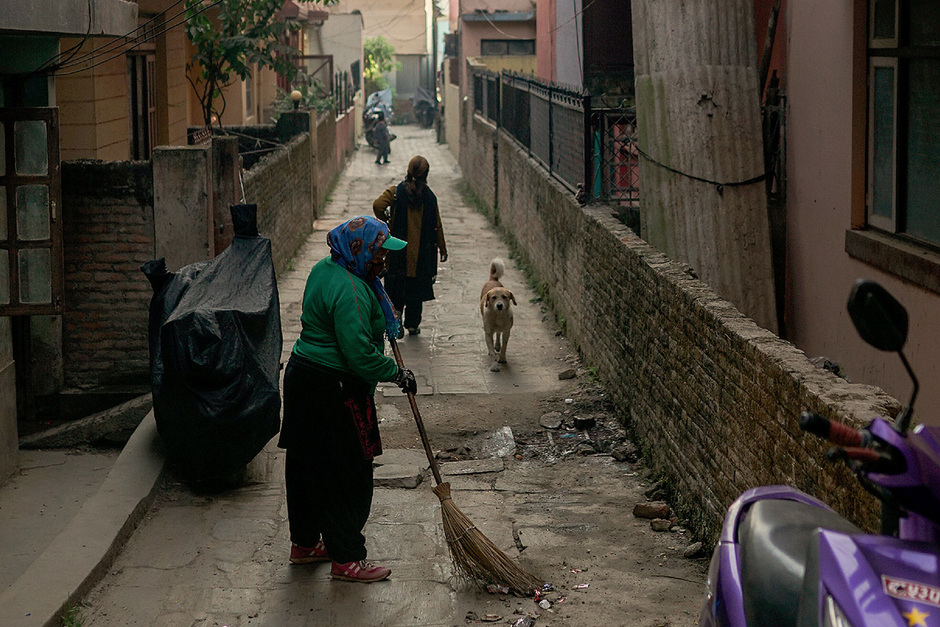 Рано утром в Катманду начинают мести улицы. После землетрясения в городе стало так много пыли, что здесь тяжело дышать