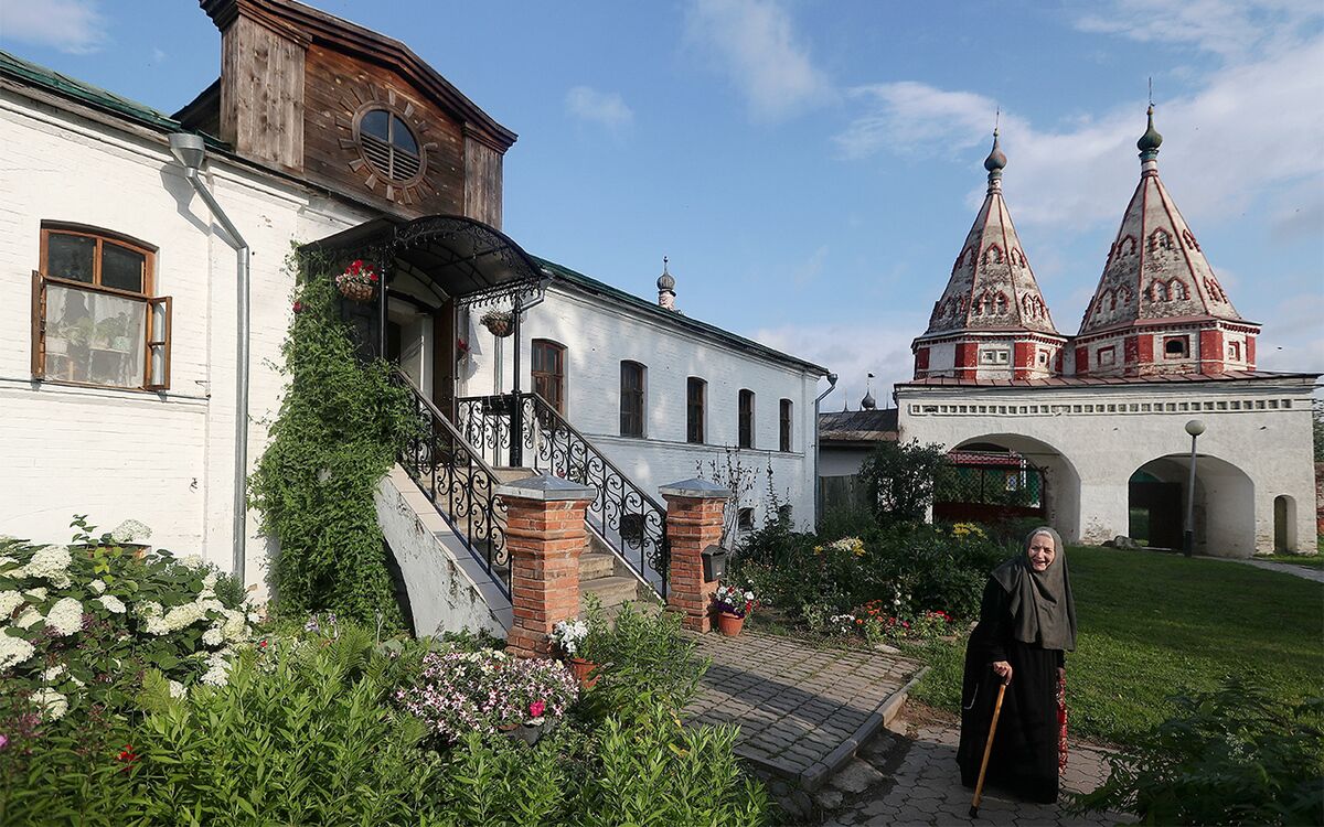Владимирская область. Монахиня в Ризоположенском монастыре в Суздале