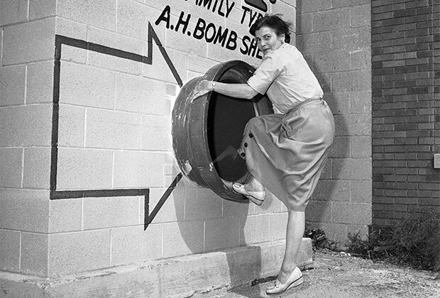 Американка показывает способы вхождения в бомбоубежище, Милуоки, США, 1958 год