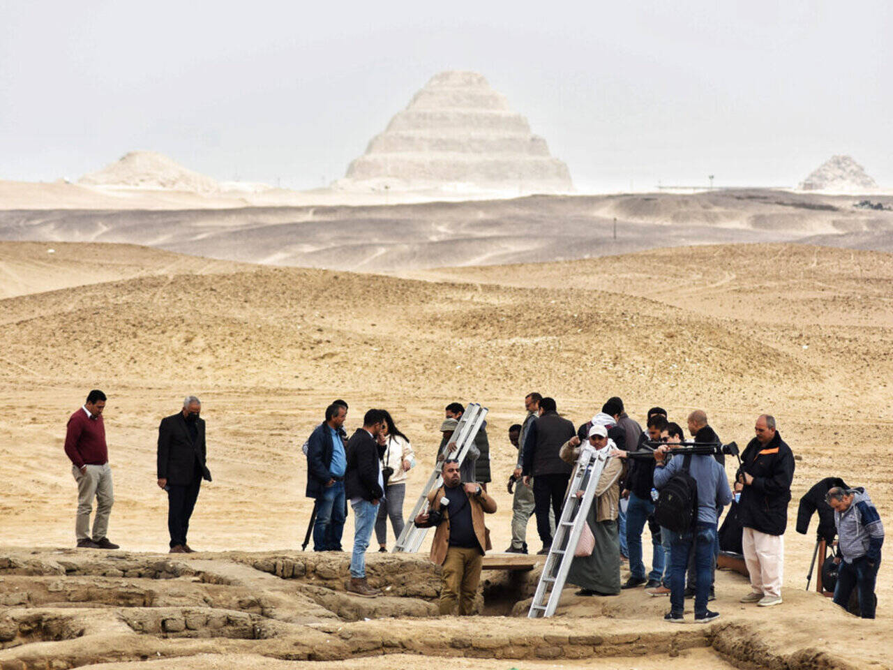 Возле древнейшей египетской пирамиды нашли пять неизвестных гробниц:  История: Наука и техника: Lenta.ru