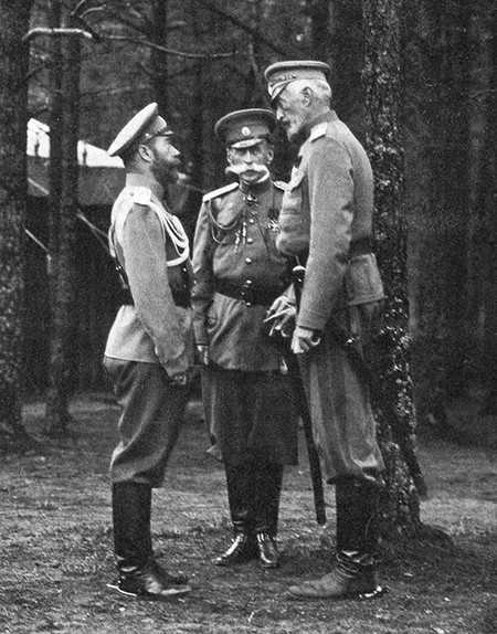 Российский император Николай II, министр императорского двора генерал Владимир Фредерикс и великий князь Николай Николаевич, сентябрь 1914 года