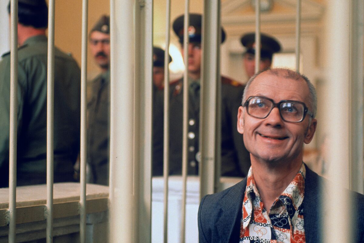Серийный маньяк Андрей Чикатило во время суда 