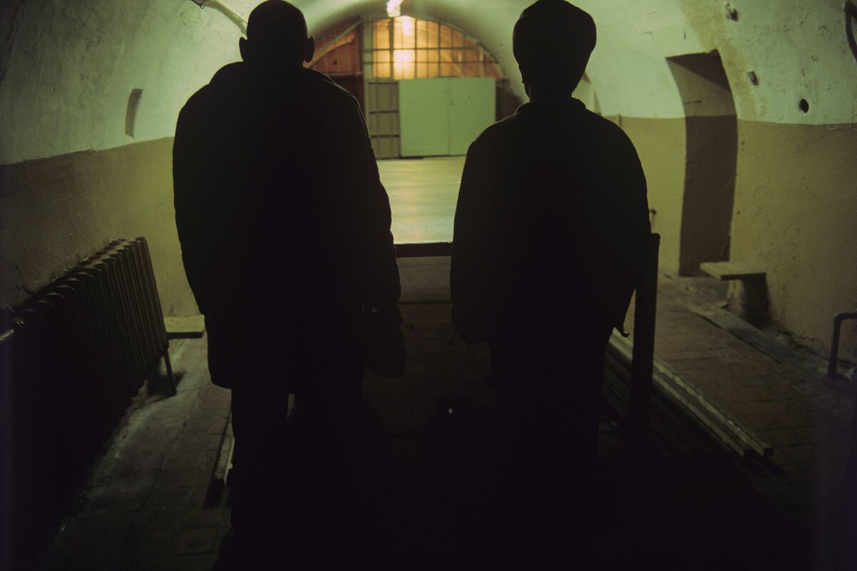 1994 год. Транзитный корпус Вологодской тюрьмы. Двое осужденных, которым смертная казнь заменена пожизненным заключением
