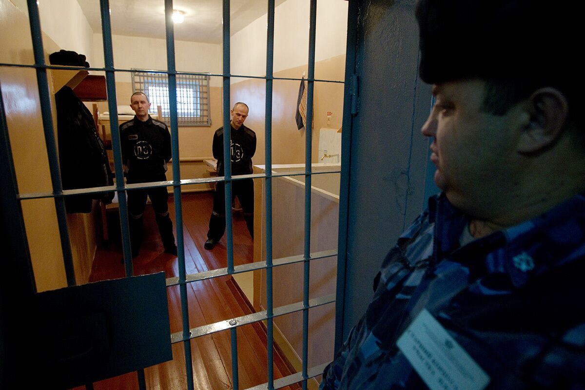 2010 год. Охранник участка для приговоренных к пожизненному лишению свободы исправительной колонии №1 наблюдает за заключенными