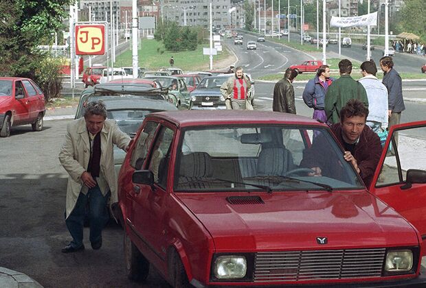 Белградцы толкают свои машины к заправочной станции в центре города, 20 октября 1992 года
