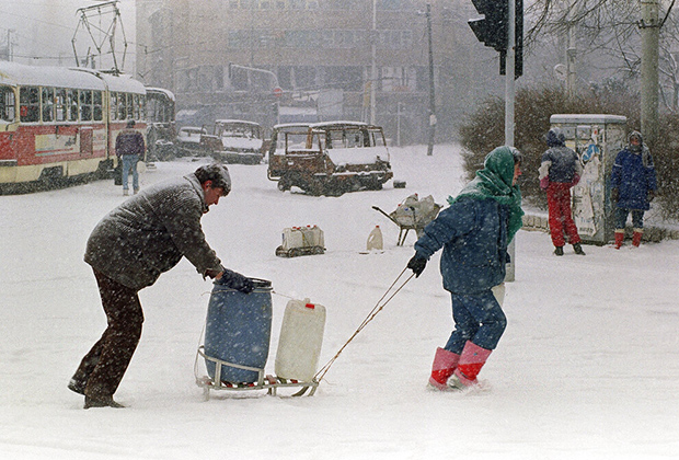 Горожане везут домой воду, 3 января 1993 года 