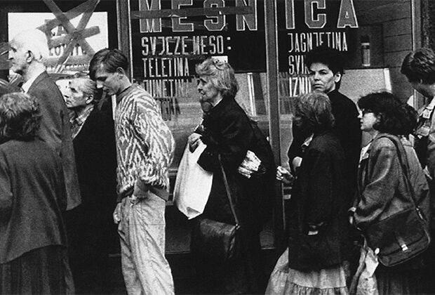 Люди стоят в очереди за хлебом, 20 июня 1992 года