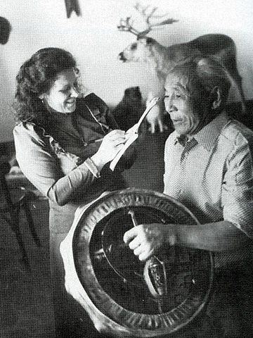 Тубяку Костеркин с шаманским бубном. 1981 год.