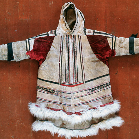 Мужская парка (лу). Традиционная нганасанская мужская верхняя одежда. Состоит из двух частей, надеваемых друг на друга