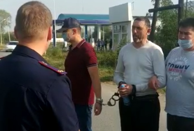 Виталий Бережной на следственном эксперименте показывает, как выносил и прятал тело Насти Муравьевой