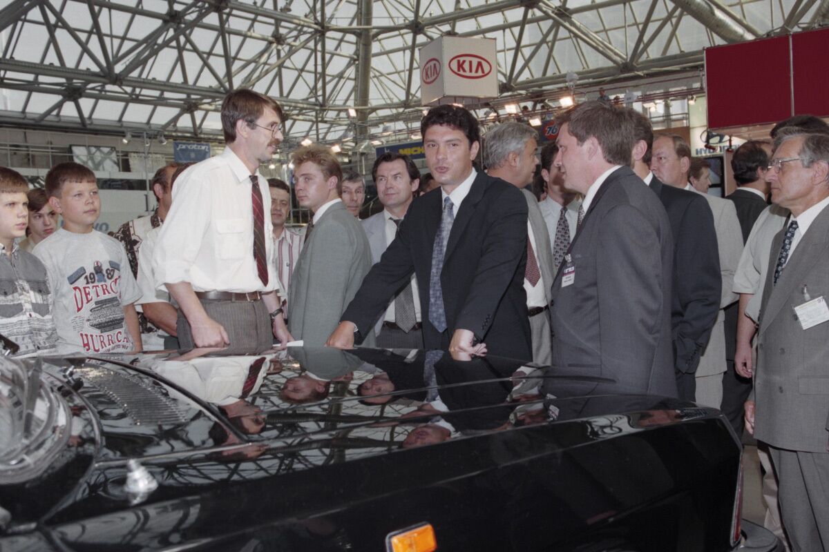 27 августа 1997 года. Борис Немцов у автомобиля «Волга»