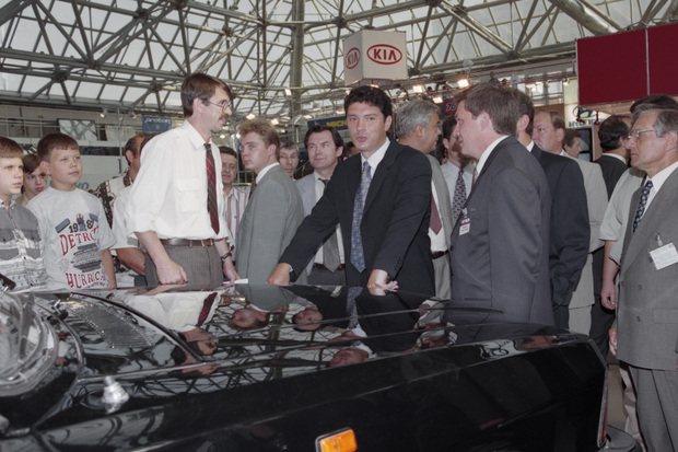 27 августа 1997 года. Борис Немцов у автомобиля «Волга». Геннадий Хамельянин / ТАСС