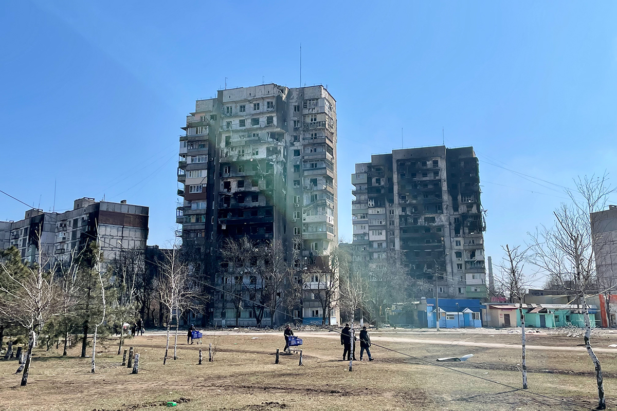 «Нам не впервой подниматься из пепла» Что пережили и на что надеются люди,  выживающие в подвалах при штурме Мариуполя: Украина: Бывший СССР: Lenta.ru