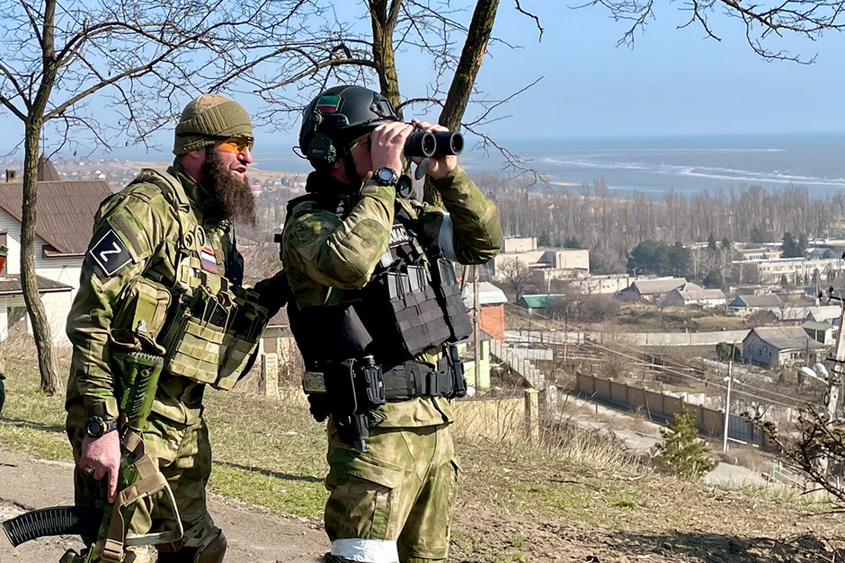 Военнослужащие ВС РФ из Чечни корректируют артиллерийский огонь в направлении «Азовстали»