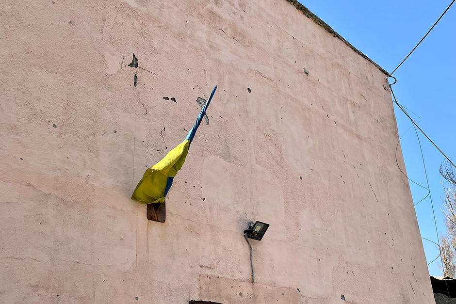 Украинский флаг на административном здании в Левобережном районе Мариуполя 