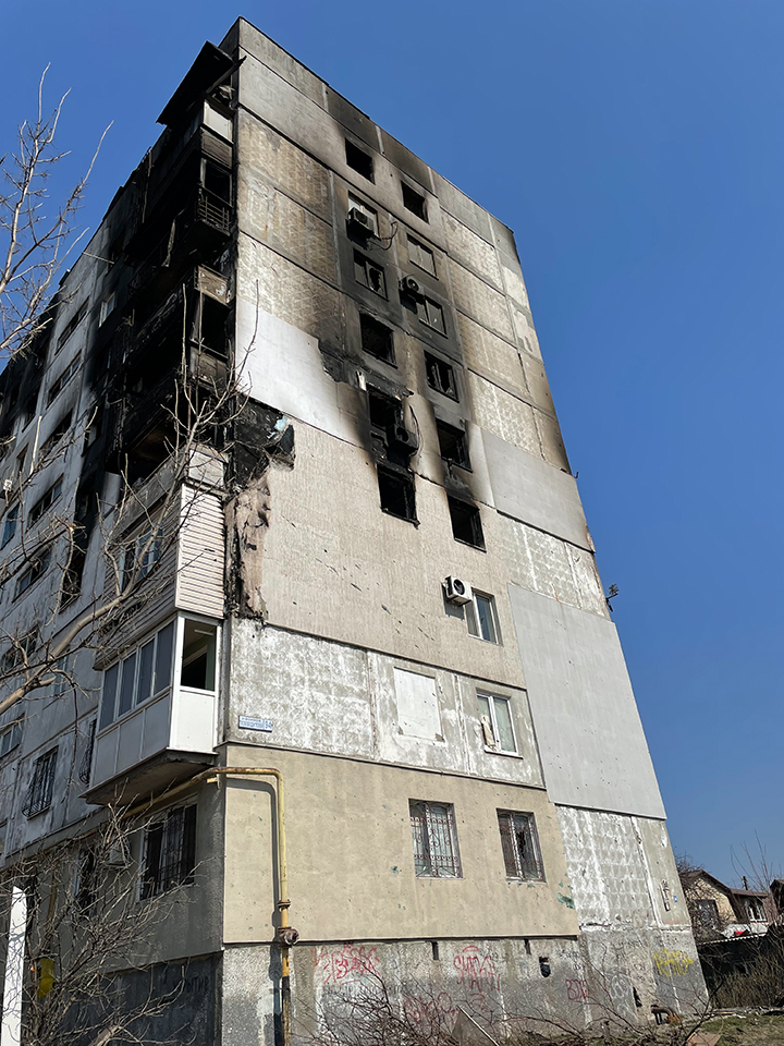 Разбитые многоэтажные дома в Мариуполе