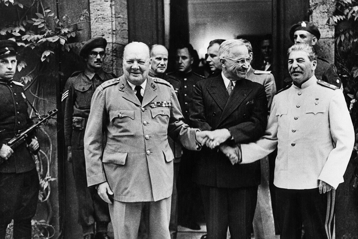 Премьер-министр Великобритании Уинстон Черчилль, президент США Гарри Трумэн и Иосиф Сталин