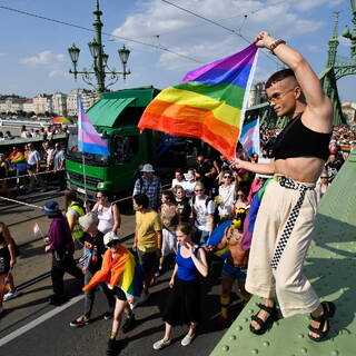 «ЛГБТ — это не просто буквы, за ними стоят люди». Жизнь гея и лесбиянки в Казахстане
