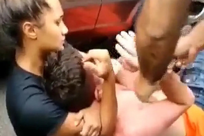 Девушка скрутила грабителя удушающим приемом и попала на видео