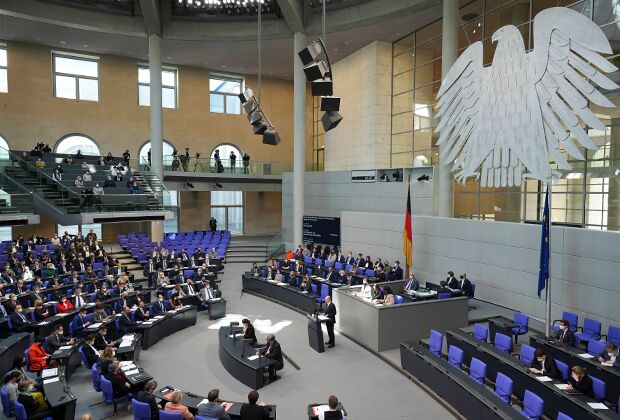 Канцлер Германии Олаф Шольц выступает в бундестаге по вопросам бюджета в рамках 24-й сессии парламента, 23 марта 2022 года
