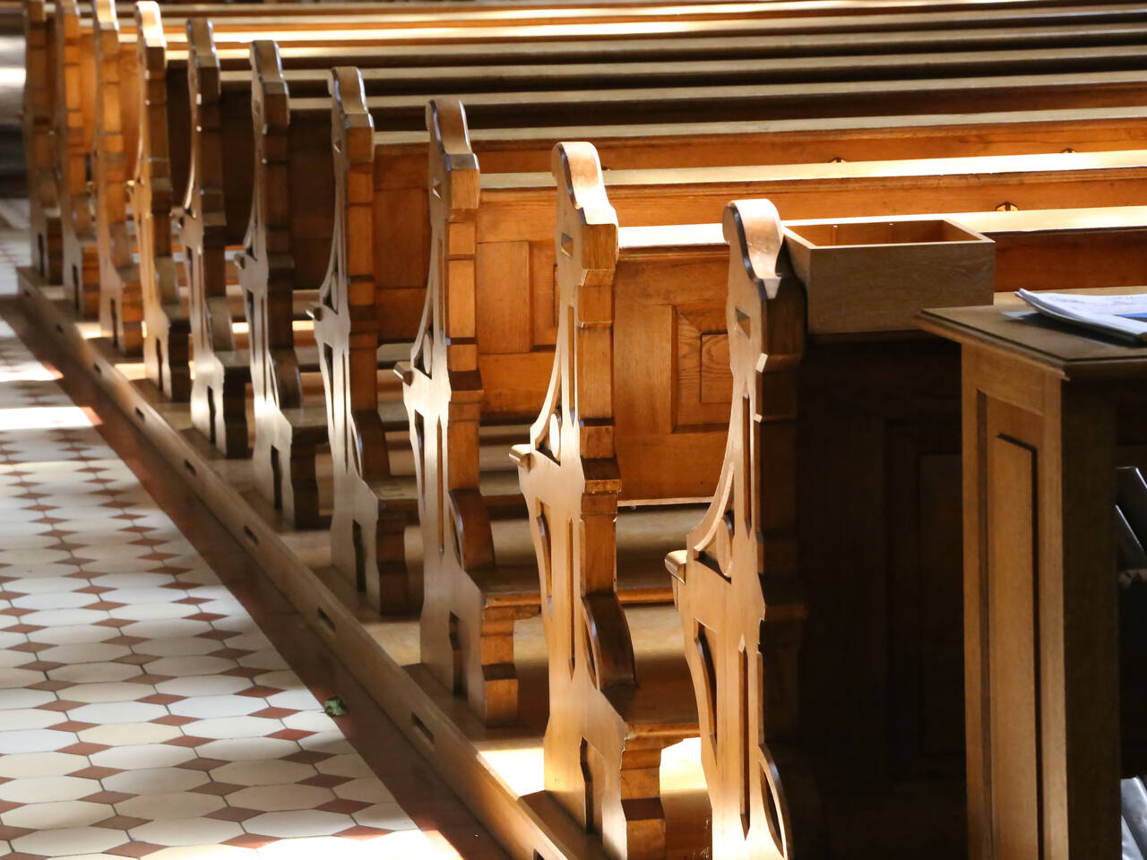 Во многих церквях. Скамейки для храма. Церковная скамья. Church Bench. Двери церковные деревянные.