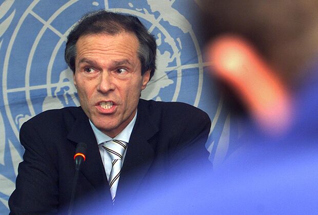 Руководитель миссии ООН по делам временной администрации в Косово (МООНВАК), немецкий дипломат Михаэль Штайнер на пресс-конференции в городе Митровице, 25 ноября 2002 года
