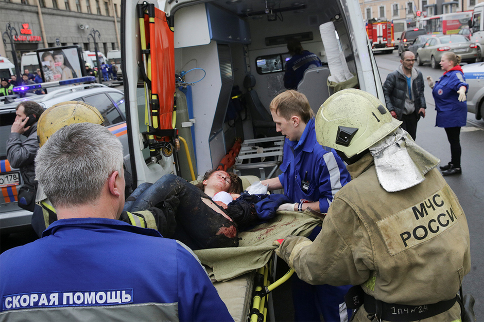 Сотрудники экстренных служб оказывают помощь пострадавшей в результате теракта в петербургском метро. 3 апреля 2017 года