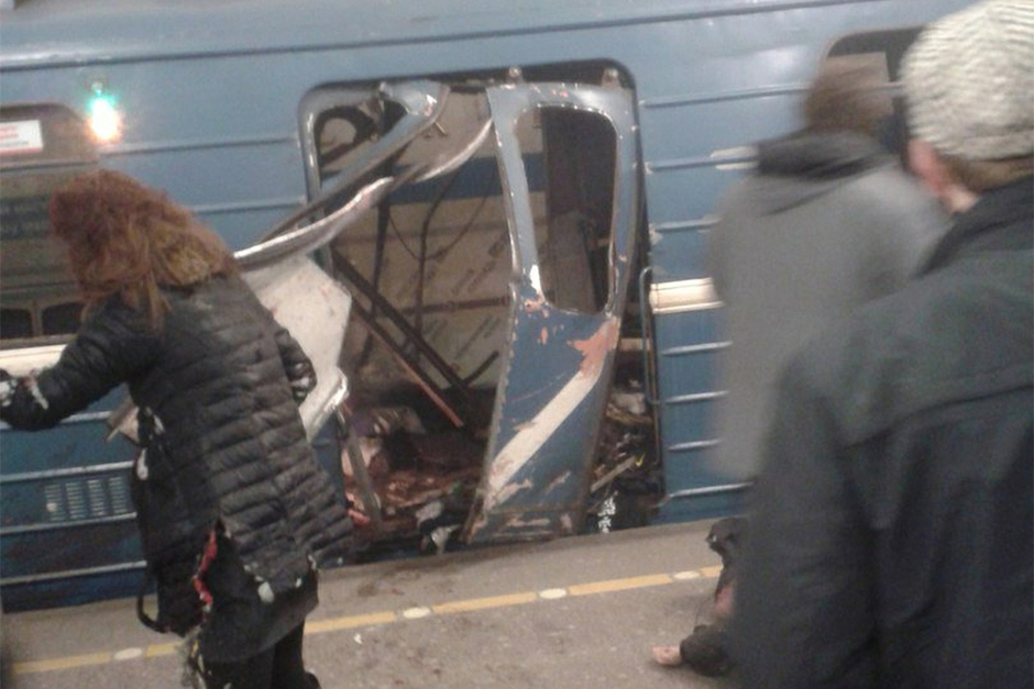 Развороченный взрывом вагон поезда на станции «Технологический институт»