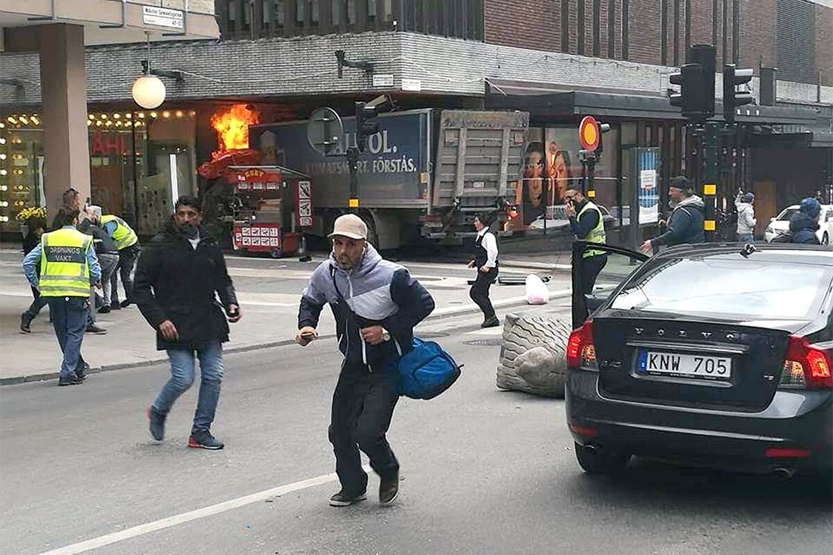 Боевик КТД на грузовике въезжает в толпу на улице Стокгольма. 6 апреля 2017 года