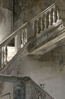 Внутри пристройки к зданию Совета министров Советской Абхазии в Сухуми. Фото: Полина Дерр