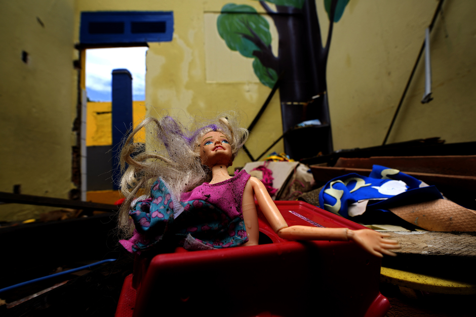 Кукла Барби в классе заброшенной школы в районе Пиньейру