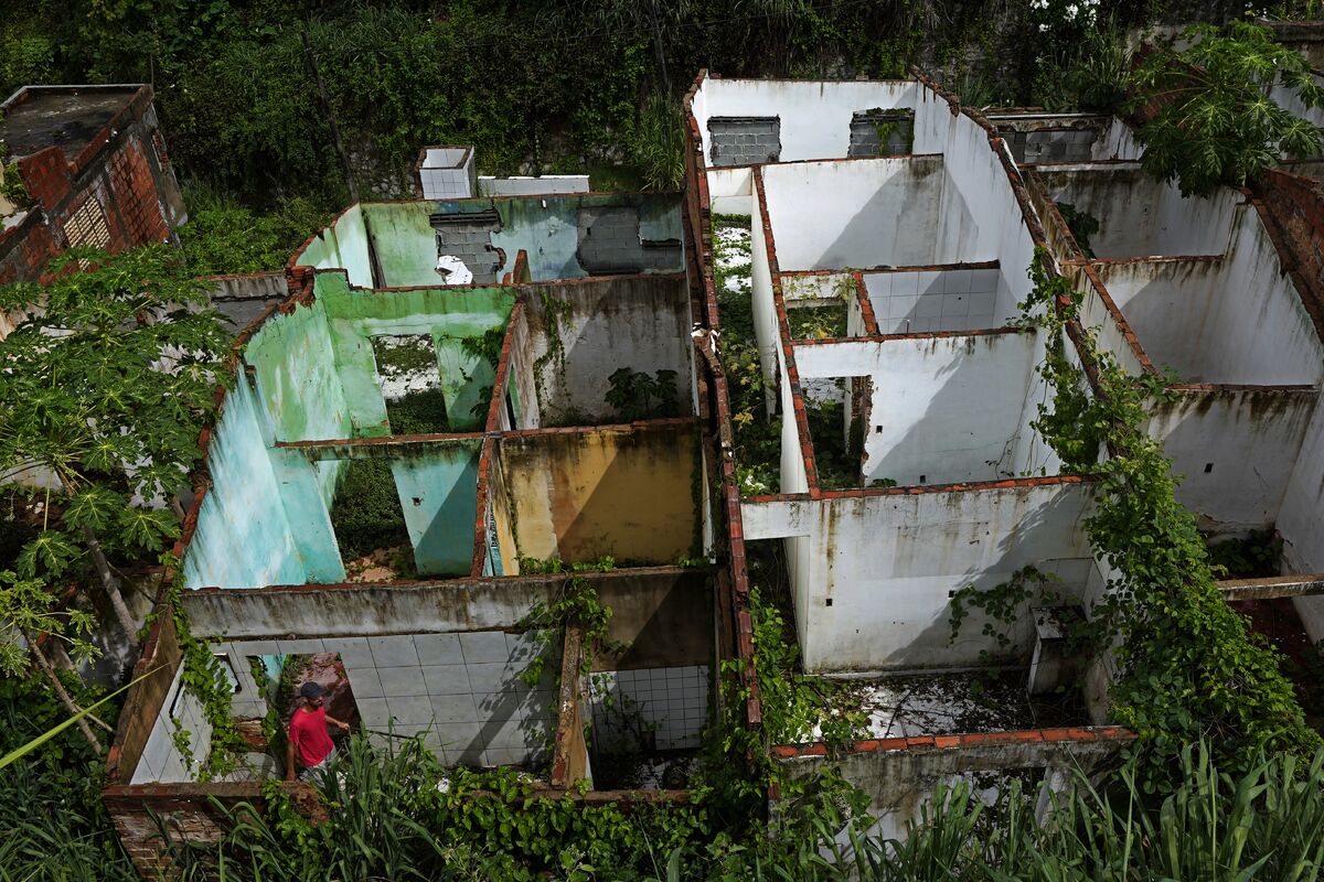 Пауло Серхио Доу посещает заброшенные дома в районе Пиньейру в Масейо. Пауло вырос в Пиньейру и отказывается покидать свой дом, хотя все его друзья уже уехали