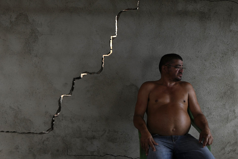 Эдвальдо Феррейра рядом с треснувшей стеной в спальне своего дома в районе Бом-Парто в Масейо